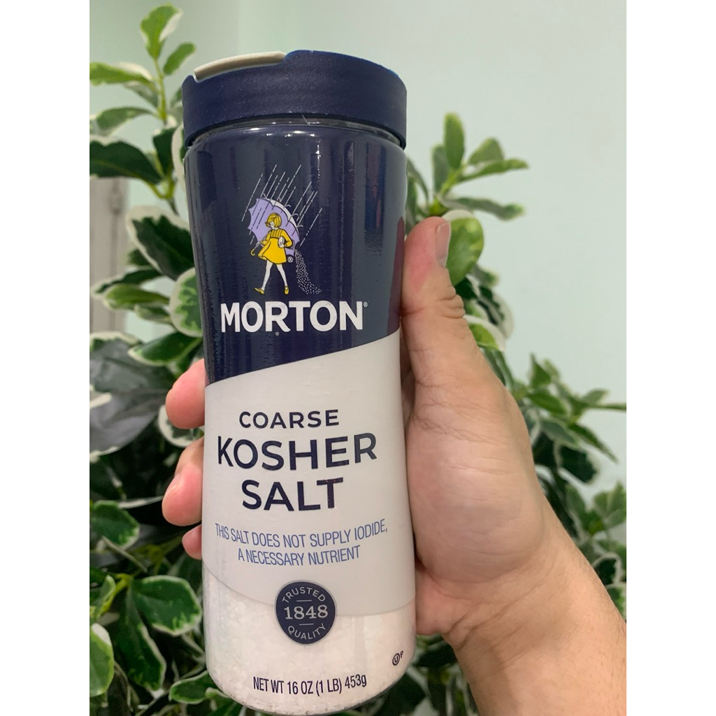 MUỐI KHÔNG CHỨA I ỐT - KOSHER KHÔNG IỐT Morton Coarse Salt - HÀNG XỊN RẤT TỐT - Loại muối coarse kosher salt nổi tiếng có khả năng nêm nếm trong ẩm thực rất ngon và độ mặn vừa phải. Hạt muối to, có thể dễ dàng dùng tay để rải và cảm nhận từng hạt muối.