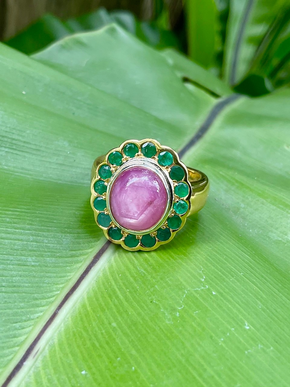 KJ569 แหวนทับทิมกินบ่อเซี่ยงสตาร์ 6 กะรัต ล้อมมรกตแซมเบีย ขนาดแหวน 56 ราคา 2,949 บาท*ส่งฟรี