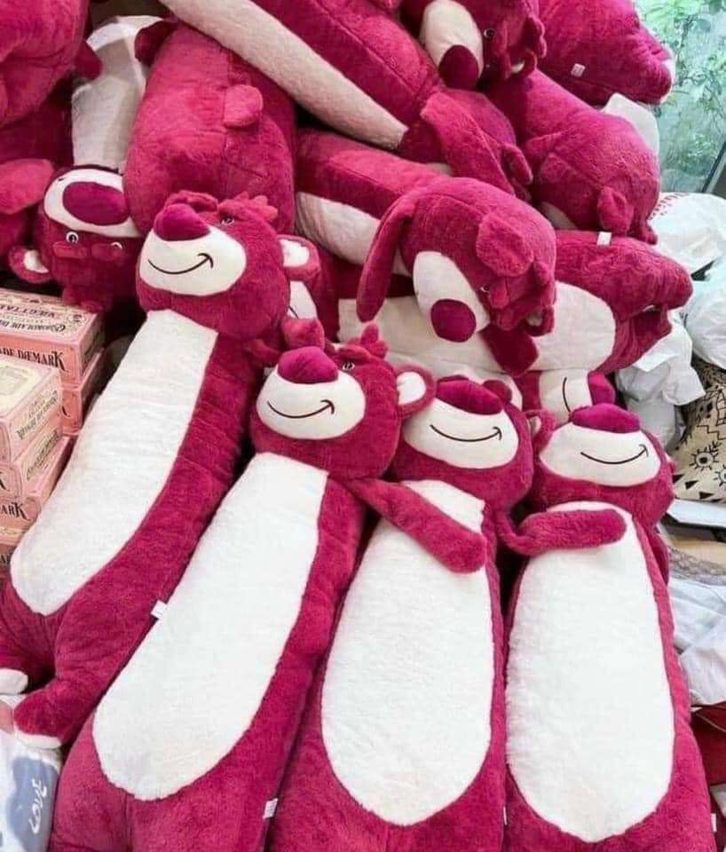 Gối ôm hình gấu dâu lotso đứng