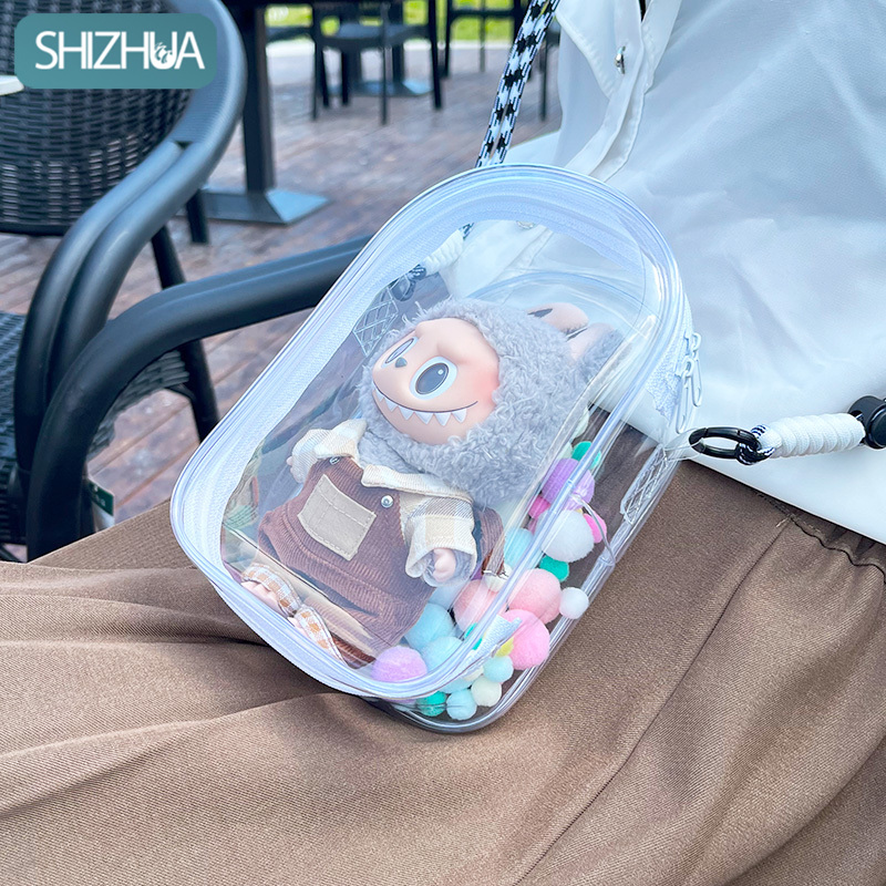กระเป๋าใส กระเป๋าใส่ตุ๊กตา กระเป๋าพลาสติกใสใส่ตุ๊กตา ถุงเก็บฝุ่นโปร่งใส กระเป๋าตุ๊กตาไวนิล (ไม่รวมตุ๊กตา)พวงกุญแจ ราคา 99 บาท*ส่งฟรี